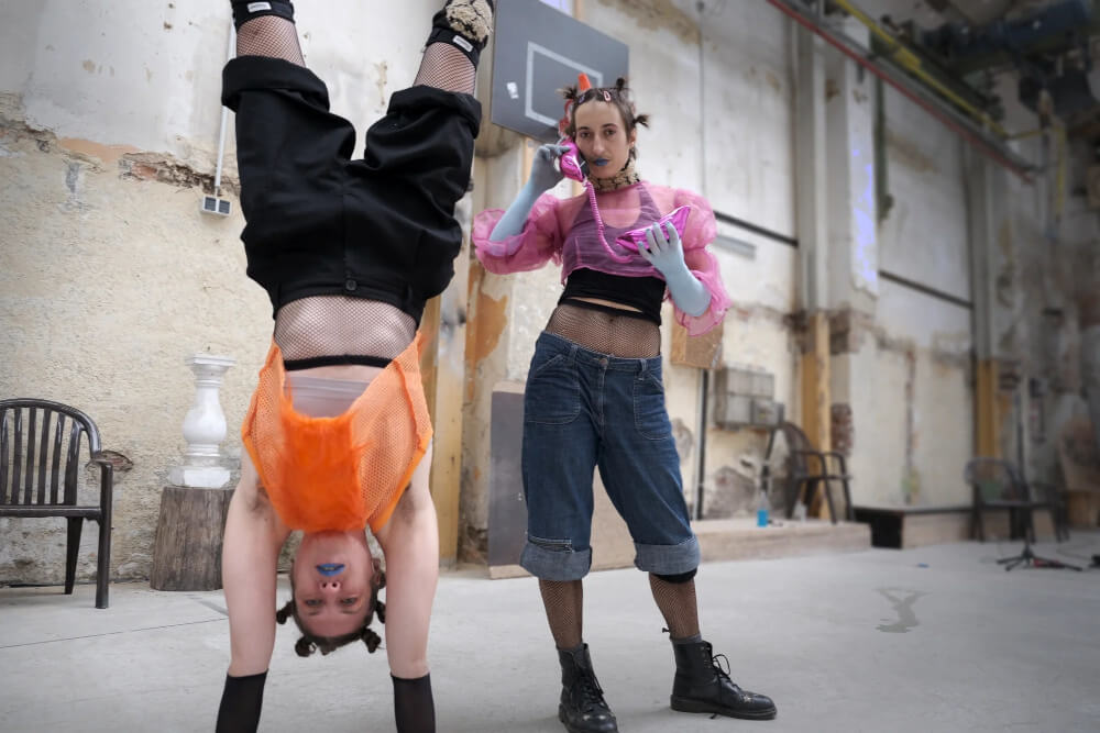 Zwei Artist:innen des Pony Club bei einer akrobatischen Aufführung
